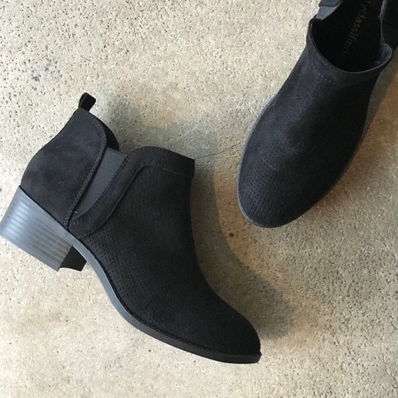 2 left! City Class Black Slip On Chelsea Bootie - Picture 2 of 5